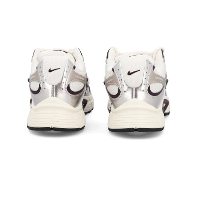 Ténis Nike brancos com detalhes prateados e castanhos vistos de trás
