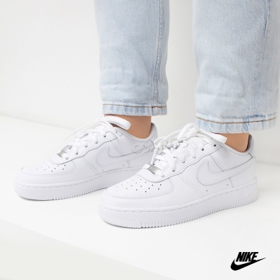 Ténis brancos Nike Air Force 1 em pele com logótipo Swoosh e sola branca