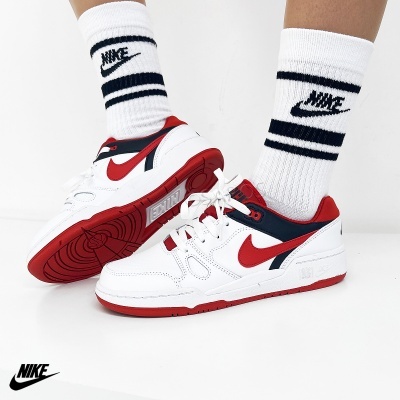 Tênis desportivos Nike brancos com detalhes vermelhos e azuis