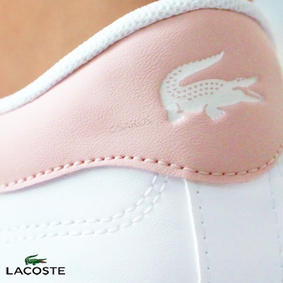 Sapato branco com detalhes rosa e logo Lacoste em relevo