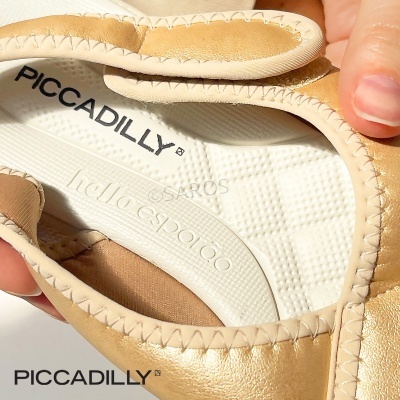Sapato sapatilha dourado com palmilha branca e texto 'PICCADILLY'