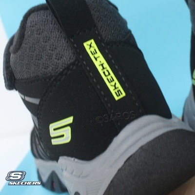 tênis Skechers preto com detalhes amarelo fluorescente e sola cinzenta