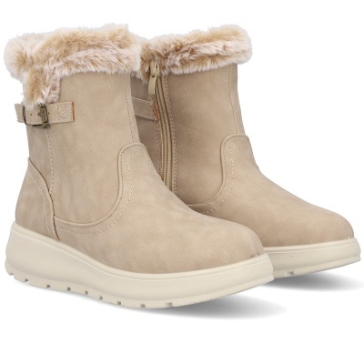 Botas bege com pelúcia clara e sola branca