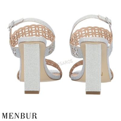 Sandálias femininas MENBUR prateadas com salto alto e largo e tiras recortadas bege