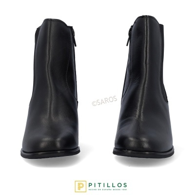 Botins pretos de pele com fecho atrás e sola preta