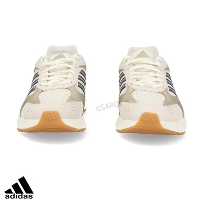 Ténis Adidas bege com riscas pretas e sola castanho claro sobre fundo branco