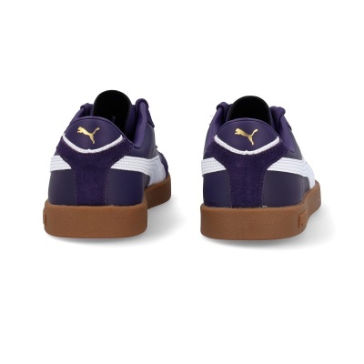 Par de sapatilhas Puma roxas com detalhes brancos e sola castanha