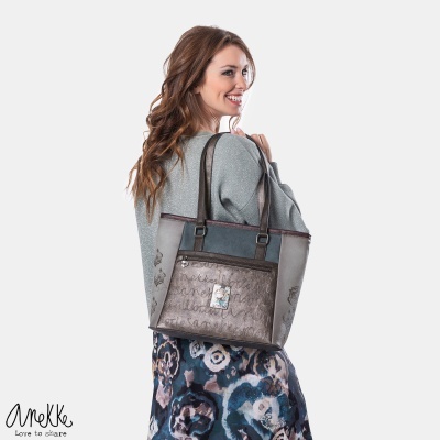 Mala de ombro cinza e castanho com padrão decorativo e placa metálica