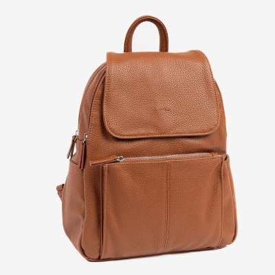 Mochila de couro castanho com bolso frontal e texturas