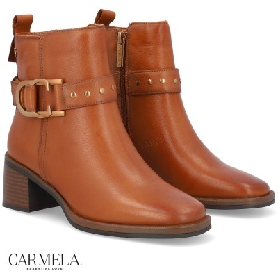 Botas castanhas de pele com salto médio e fivela decorativa.