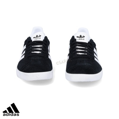 ténis pretos Adidas com riscas brancas e sola branca