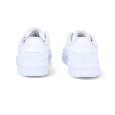 Ténis brancos Adidas vistos de trás com logo em relevo