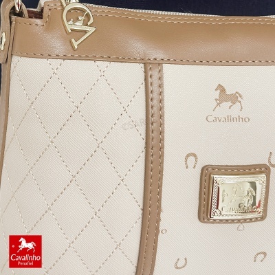 Bolsa bege com detalhes em castanho claro e logotipo Cavalinho.
