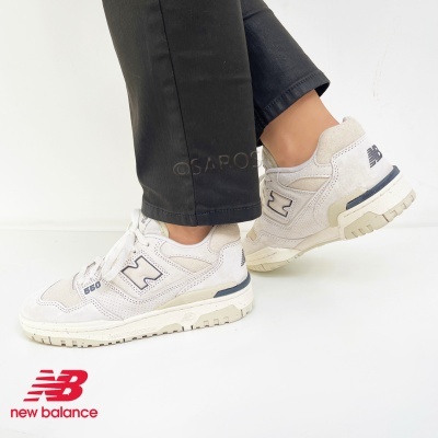 Ténis New Balance 550 bege e branco com detalhes em camurça e pele.
