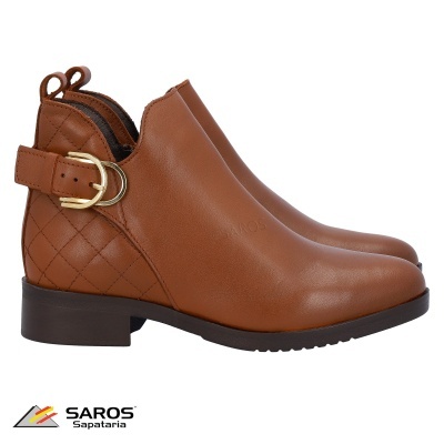 Botas de mulher castanhas com fivela dourada e padrão acolchoado na parte traseira