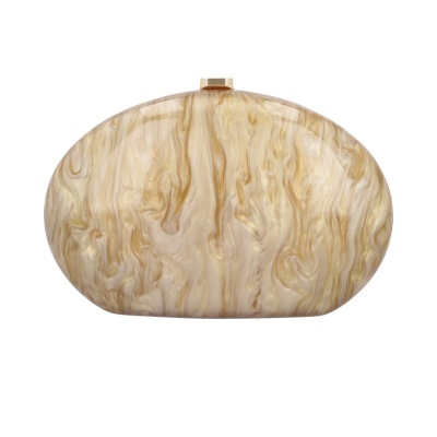 Mala de mão oval marmoreada bege com fecho dourado
