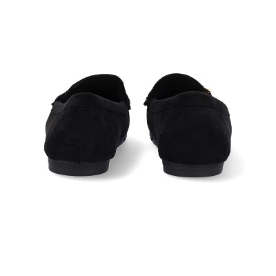 Sapatilhas pretas vistas de trás