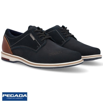Sapatos masculinos Pegada azul e castanho sobre fundo branco