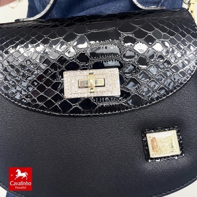 Mala preta Cavalinho com textura e fecho metálico decorado
