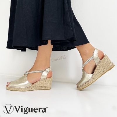 Sandálias douradas de cunha com sola de corda