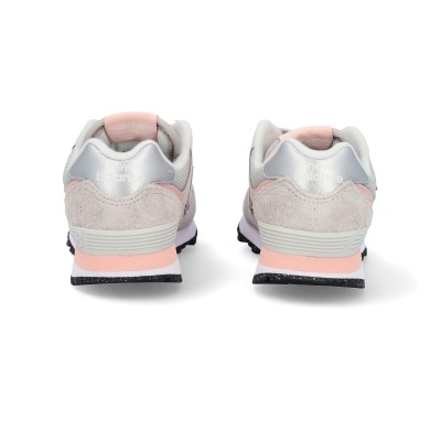 Ténis New Balance bege claro com rosa e cinza vistos de trás