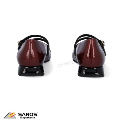 Sapatos vermelhos de couro brilhante com salta preta e fivela