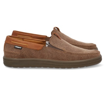 Sapatos tipo mocassim castanhos com detalhes em pele sintética e sola de borracha