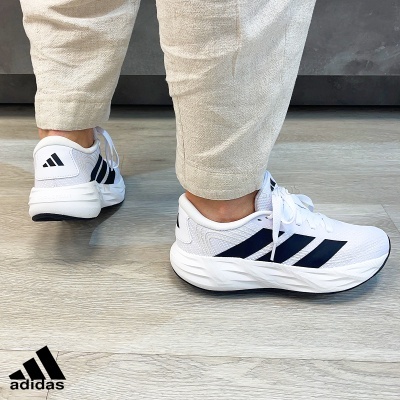 Ténis desportivos Adidas branco com riscas pretas e sola branca texturada