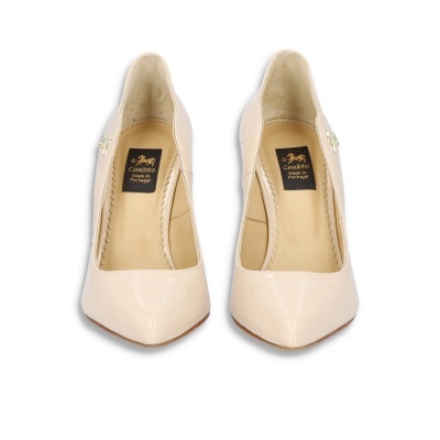 Sapatos de salto alto verniz bege claro com bico fino e etiqueta Cavalinho Portugal