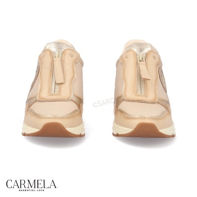 Tênis Carmela bege e dourado com fecho de zíper frontal, fundo branco