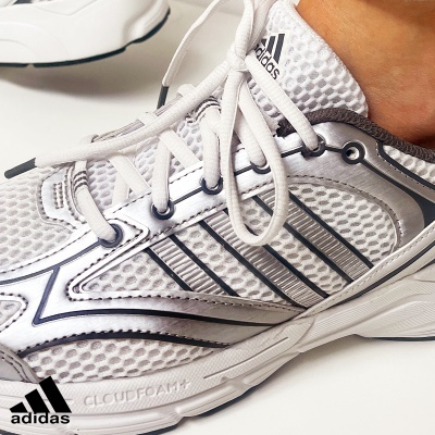 Ténis desportivos Adidas brancos com detalhes prateados e sola CLOUDFOAM+