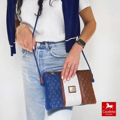 Mala de mão azul, castanha e branca Cavalinho com padrão acolchoado em modelo de mulher