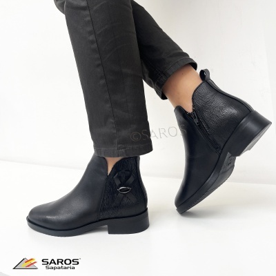 Botas pretas de senhora em pele com detalhes texturizados e laço