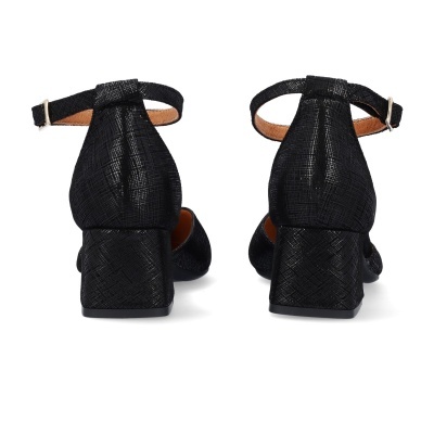 Sapatos pretos salo médio com fivela e textura croco vistos de trás