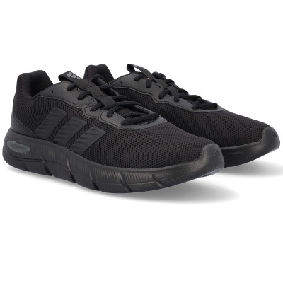 Ténis pretos desportivos em malha com sola preta e três riscas laterais