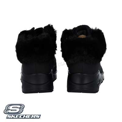 Botas pretas Skechers vistas de trás com acabamento em pelo