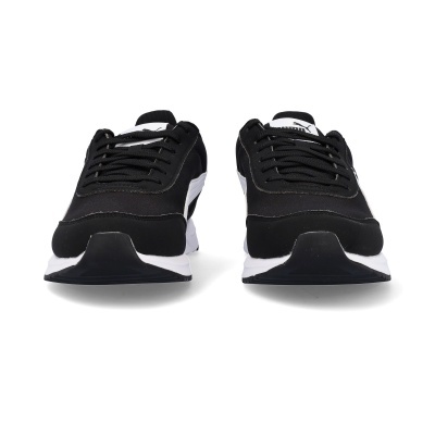 Sapatilhas desportivas pretas com sola branca e preta vistas de frente