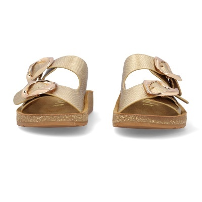 Sandálias douradas com fivelas metálicas em fundo branco