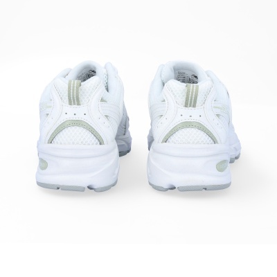 Sapatilhas desportivas brancas com detalhes cinza