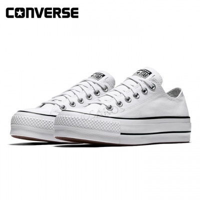 Ténis Converse baixos brancos de lona com sola branca e detalhes pretos