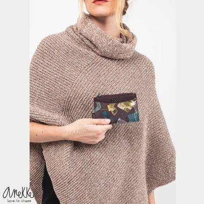 Carteira pequena colorida Anekke em mãos femininas com capa castanha de malha