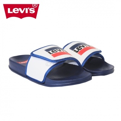 Chinelos Levi's azuis com tira branca e logotipo.