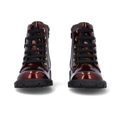 Botas vermelhas escuras com atacadores pretos e sola preta