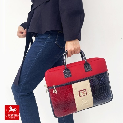 Mala de mão Cavalinho com três cores e padrão crocodilo