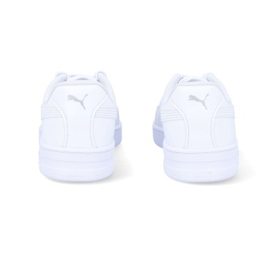 Ténis brancos Puma vista traseira com sola grossa e logótipo cinza