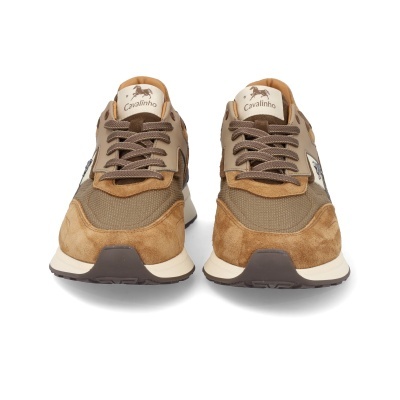 Ténis Cavalinho castanho claro e bege com logo na língua