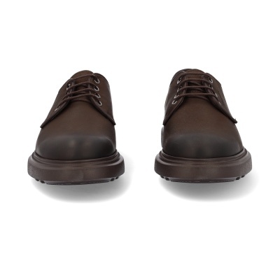 Par de sapatos castanhos escuros de couro com atacadores