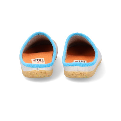 Chinelos cinzentos com contorno azul e sola castanha clara com manchas coloridas