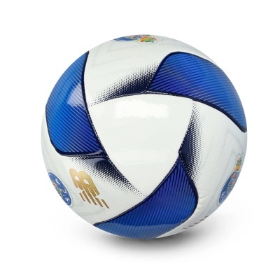 Bola de futebol azul e branca com detalhes dourados