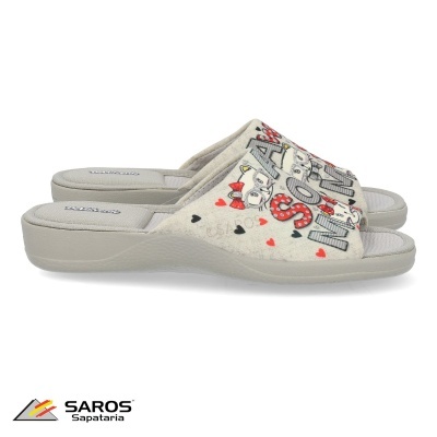 Chinelos femininos bege com padrão de corações e texto colorido